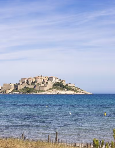 La citadelle de Calvi depuis la plage de la Pinède