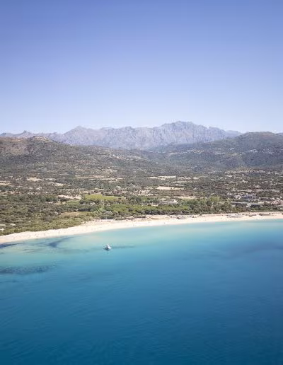 Vue aérienne de la plage d'Algajola