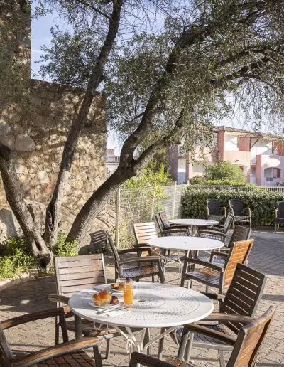 Petit déjeuner sur la terrasse du restaurant - Hôtel Maristella à Algajola