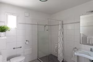 Salle de bain aménagée PMR, Chambre triple, accès PMR - Hôtel Maristella