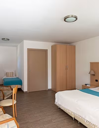 Chambre triple, accès PRM - Hôtel Maristella