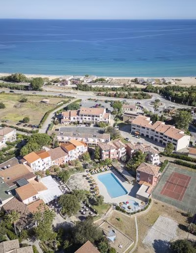 Vue aérienne de l'hôtel club Maristella à 300m de la plage
