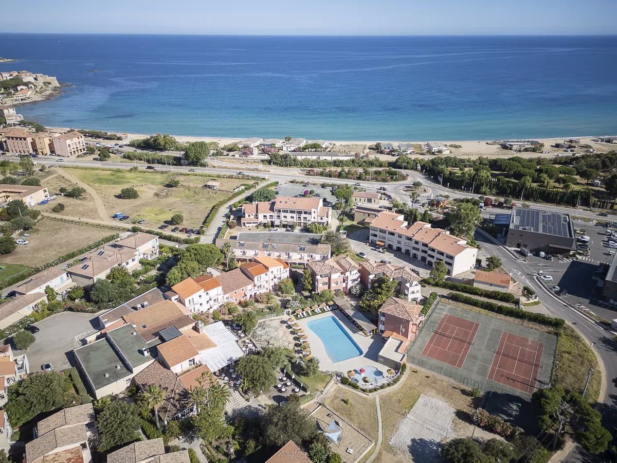 Vue aérienne de l'hôtel club Maristella à 300m de la plage