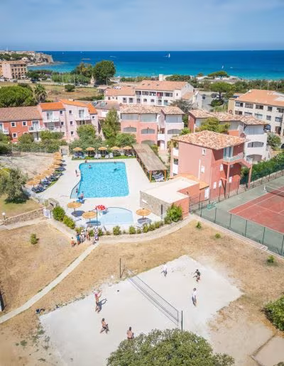 Les terrains de sport de l'hôtel club Maristella à Algajola