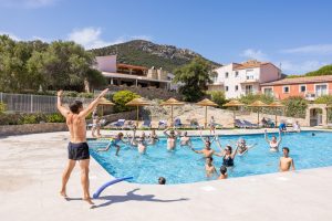 Les animations autour de la piscine - Hôtel club Maristella à Algajola en Corse