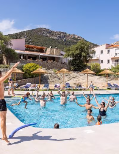 Les animations autour de la piscine - Hôtel club Maristella à Algajola en Corse
