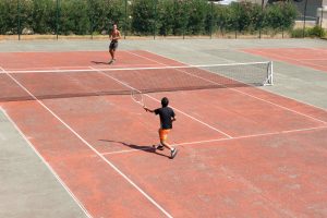Jouer au tennis à l'hôtel Maristella à Algajola