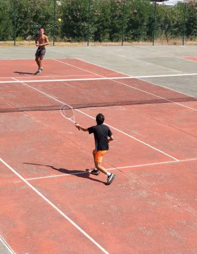 Jouer au tennis à l'hôtel Maristella à Algajola