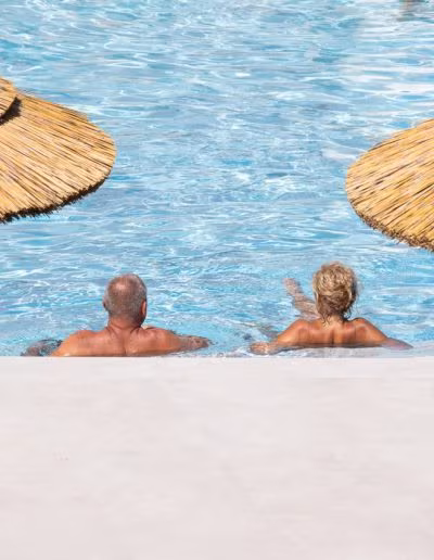 Vacances au calme, au bord de la piscine en Corse