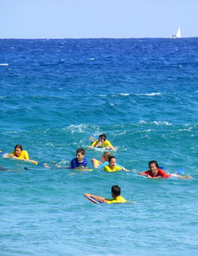 Enfants s'amusant en bodyboard à Algajola