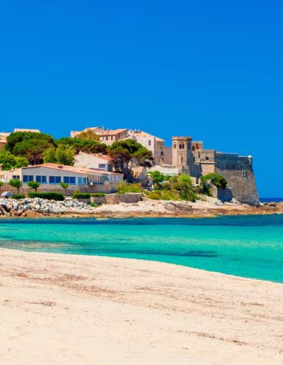 La plage d'Algajola, le village et le chateau